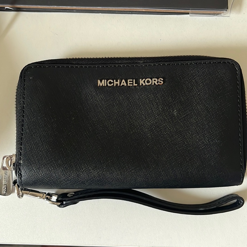Michael Kors Wristlet Wallet black with silver